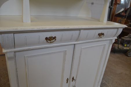 (L-825) Vana valge puhvetkapp