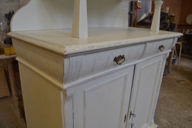 (L-825) Vana valge puhvetkapp