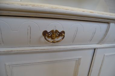 (L-825) Vana valge puhvetkapp