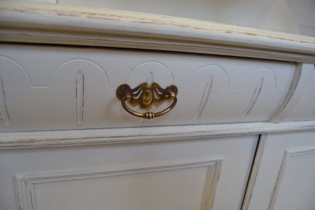 (L-825) Vana valge puhvetkapp