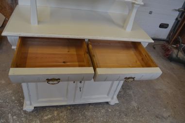 (L-825) Vana valge puhvetkapp