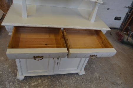 (L-825) Vana valge puhvetkapp