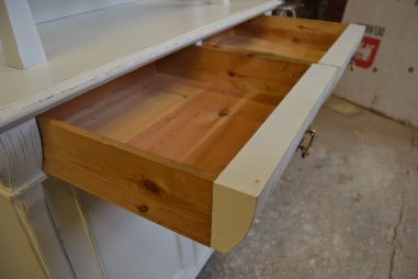 (L-825) Vana valge puhvetkapp