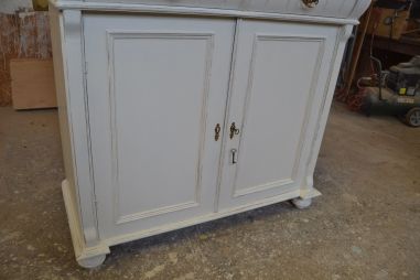 (L-825) Vana valge puhvetkapp