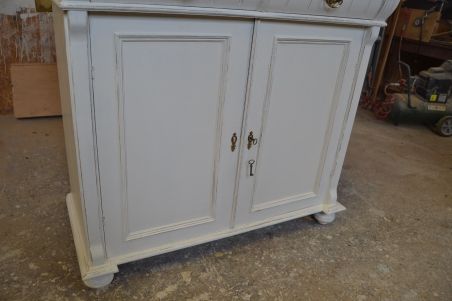 (L-825) Vana valge puhvetkapp