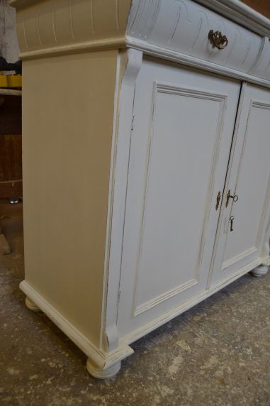 (L-825) Vana valge puhvetkapp