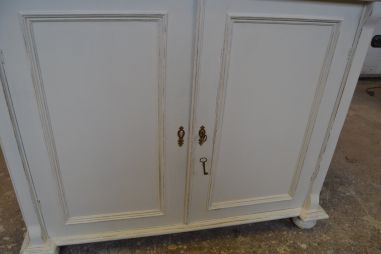 (L-825) Vana valge puhvetkapp