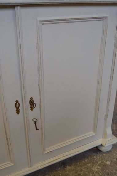 (L-825) Vana valge puhvetkapp