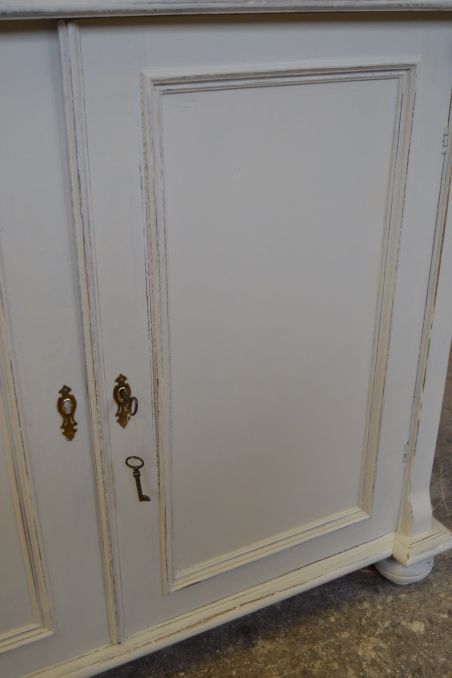 (L-825) Vana valge puhvetkapp