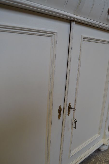 (L-825) Vana valge puhvetkapp