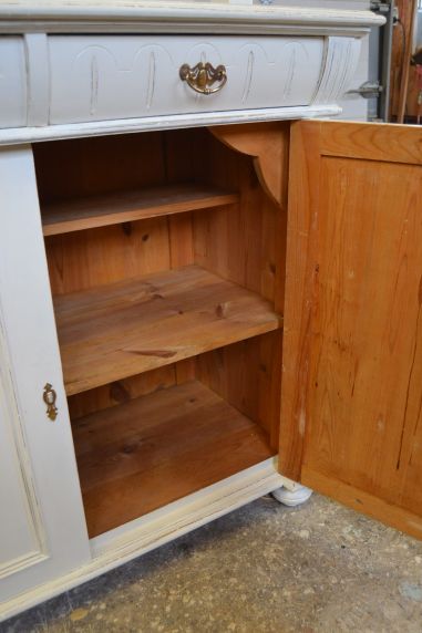 (L-825) Vana valge puhvetkapp