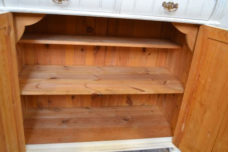 (L-825) Vana valge puhvetkapp