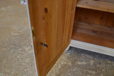 (L-825) Vana valge puhvetkapp