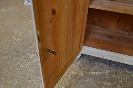 (L-825) Vana valge puhvetkapp