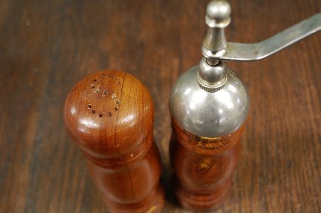 (n-7882) Puidust soola- ja pipraveski