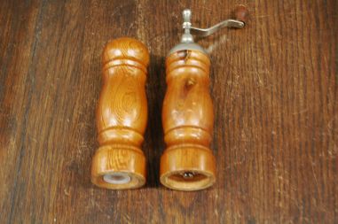 (n-7882) Puidust soola- ja pipraveski