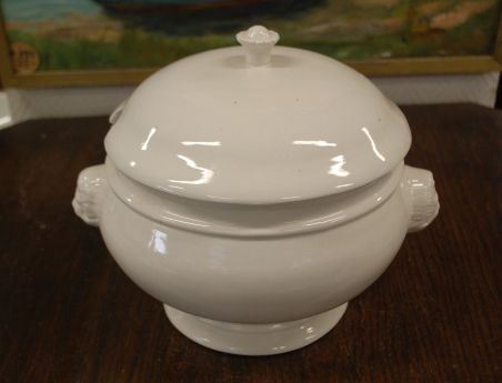 (n-7891) Lõvipeadega valge tirin