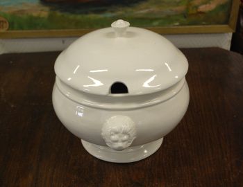 (n-7891) Lõvipeadega valge tirin