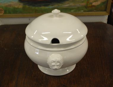 (n-7891) Lõvipeadega valge tirin