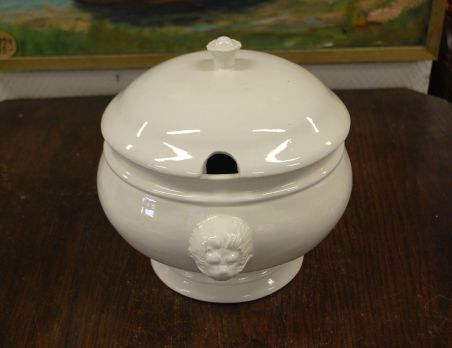 (n-7891) Lõvipeadega valge tirin