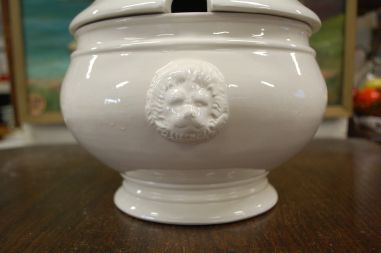 (n-7891) Lõvipeadega valge tirin