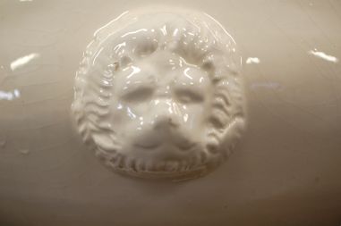 (n-7891) Lõvipeadega valge tirin