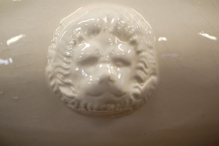 (n-7891) Lõvipeadega valge tirin