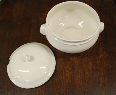 (n-7891) Lõvipeadega valge tirin