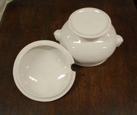 (n-7891) Lõvipeadega valge tirin