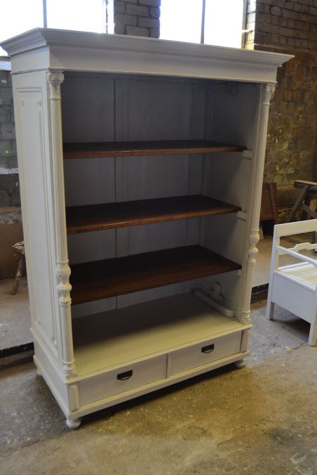 (L-829) Suur valge riiulitega kapp