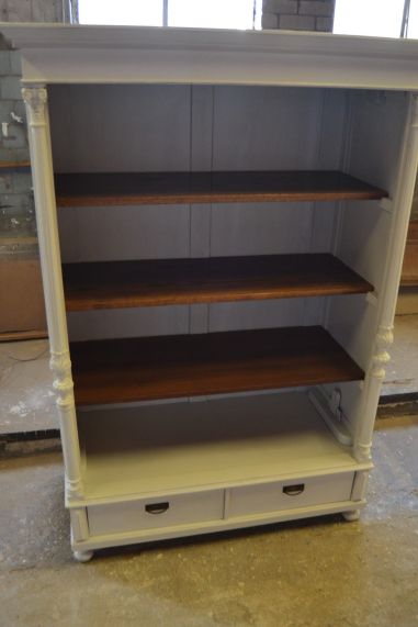 (L-829) Suur valge riiulitega kapp