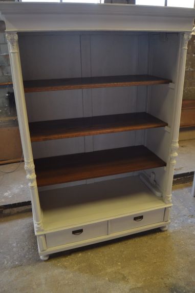 (L-829) Suur valge riiulitega kapp