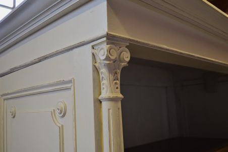 (L-829) Suur valge riiulitega kapp