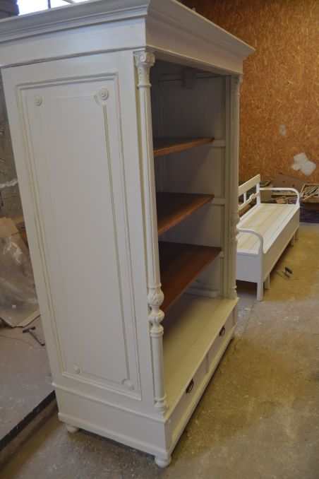 (L-829) Suur valge riiulitega kapp