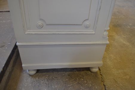 (L-829) Suur valge riiulitega kapp