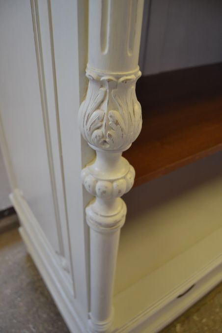 (L-829) Suur valge riiulitega kapp