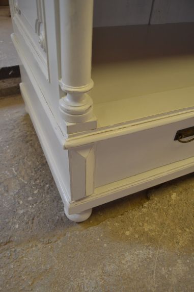 (L-829) Suur valge riiulitega kapp