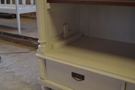 (L-829) Suur valge riiulitega kapp