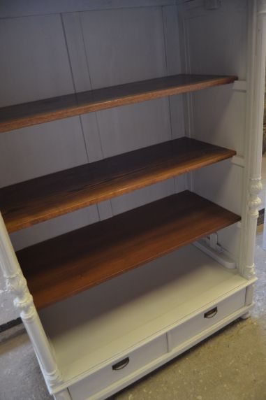 (L-829) Suur valge riiulitega kapp