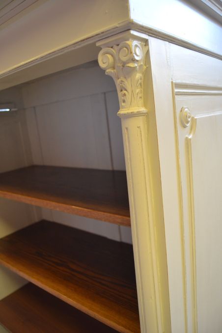 (L-829) Suur valge riiulitega kapp