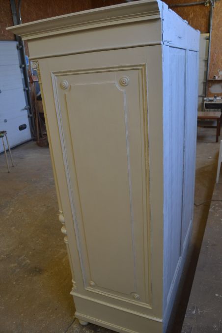 (L-829) Suur valge riiulitega kapp