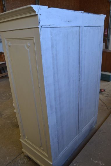 (L-829) Suur valge riiulitega kapp