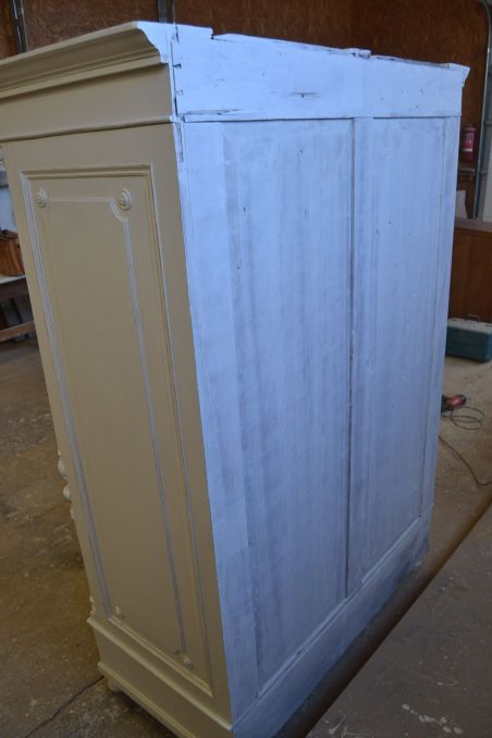 (L-829) Suur valge riiulitega kapp