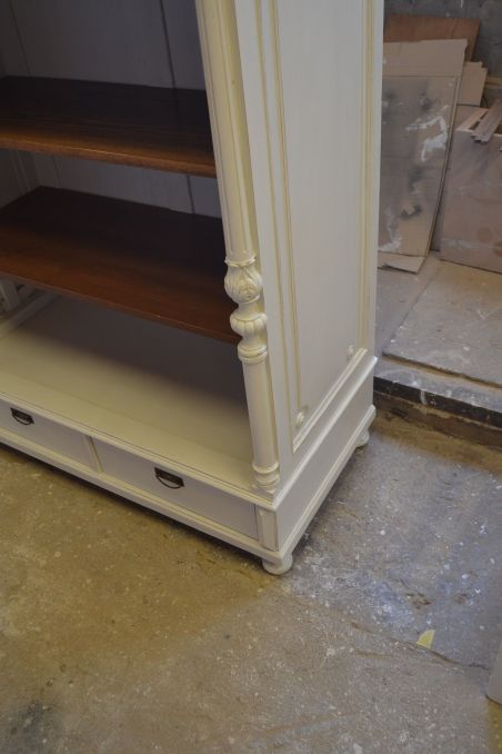 (L-829) Suur valge riiulitega kapp