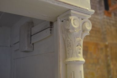 (L-829) Suur valge riiulitega kapp