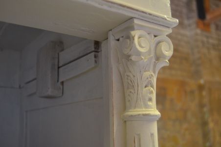 (L-829) Suur valge riiulitega kapp