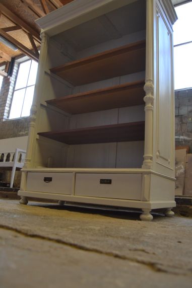 (L-829) Suur valge riiulitega kapp