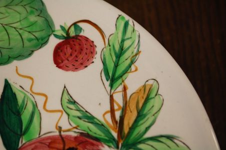 (n-7917) Käsitsimaalitud puuviljadega jalal tordivaagen