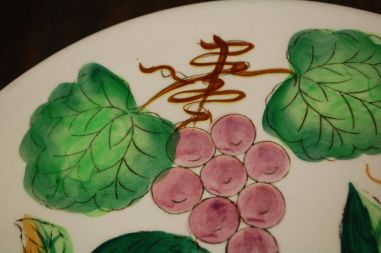 (n-7917) Käsitsimaalitud puuviljadega jalal tordivaagen