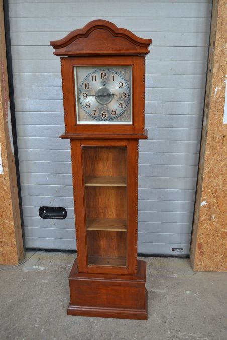 (L-835) Kellakapist riiulitega kapp, kell töökorras